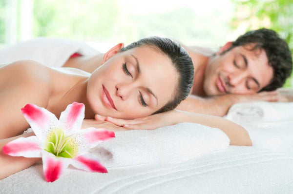 Masaje para dos parejas en el salón de spa. Masaje de cabeza doble para los  amantes., Grabaciones de stock Incluyendo: aromaterapia y cuerpo - Envato  Elements